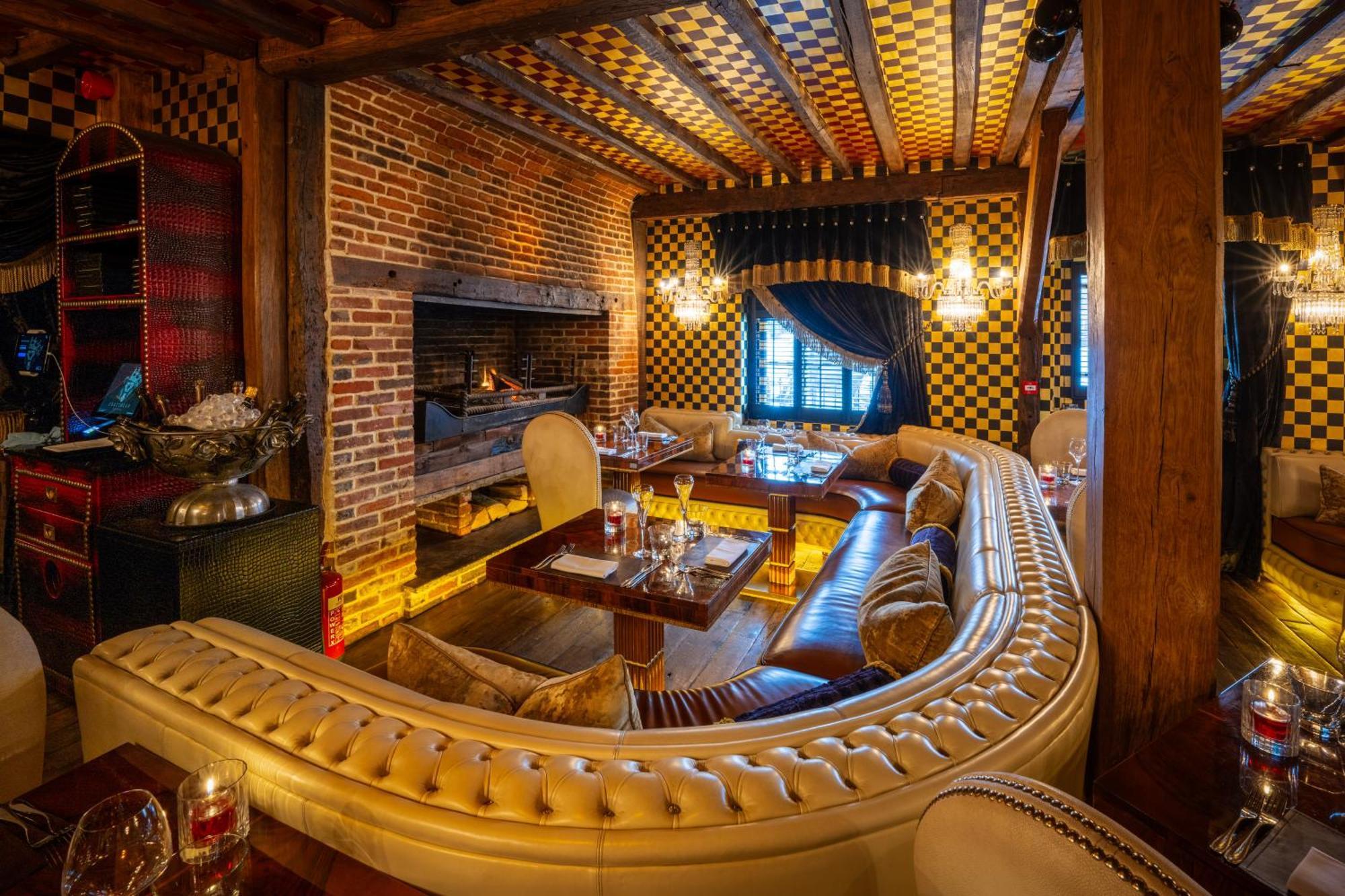 疯狂熊比肯斯菲尔德酒店 外观 照片 Interior of the restaurant